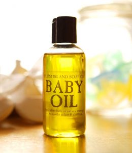 10 MANFAAT BABY OIL SEHARI-HARI