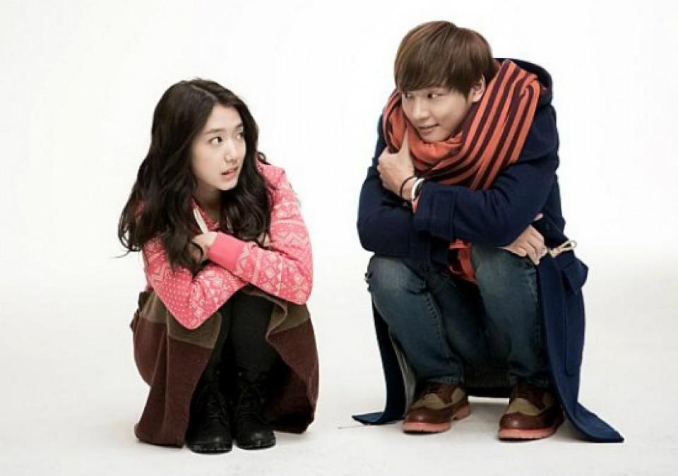 CARA MELULUHKAN HATI CEWEK PENDIAM DAN PEMALU