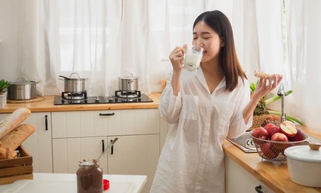 7 MANFAAT AJAIB MINUM SUSU SEBELUM TIDUR BUAT ORANG DEWASA. SAMA SEKALI NGGAK BIKIN GENDUT!