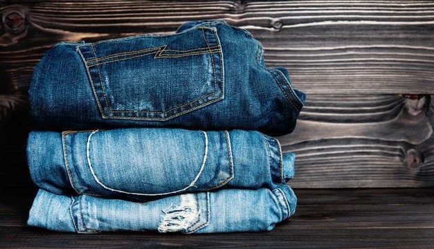 4 TIPS MERAWAT JEANS AGAR TETAP AWET DAN TIDAK MUDAH PUDAR