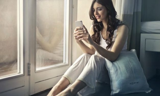 5 BAHAYA KALAU KAMU SERING MAIN PONSEL SEBELUM TIDUR. JANGAN BANDEL DEH!