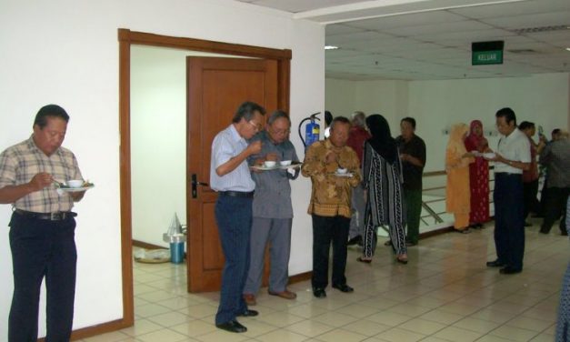 SERING DIANGGAP SEPELE, INI 7 DAMPAK BURUK MAKAN SAMBIL BERDIRI