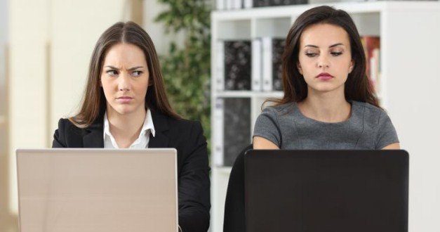 5 CARA MENJAUH DARI SIKAP IRI TERHADAP TEMAN SENDIRI