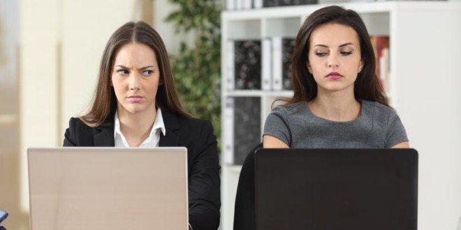 5 CARA MENJAUH DARI SIKAP IRI TERHADAP TEMAN SENDIRI