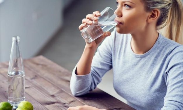 ALASAN KENAPA MINUM ITU BAIKNYA SAMBIL DUDUK, BUKAN SAMBIL BERDIRI