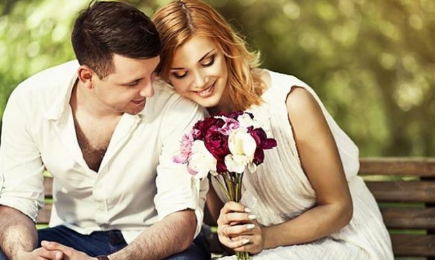 BUKTI CINTA, INI 7 TANDA KAMU ADALAH PRIORITASNYA