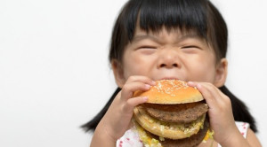 BENARKAH MAKANAN CEPAT SAJI PICU DEPRESI PADA ANAK?