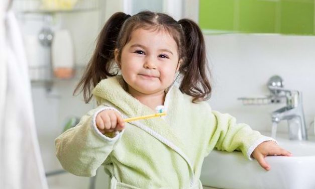 BUNDA, INI WAKTU TEPAT SI KECIL MULAI MENYIKAT GIGI