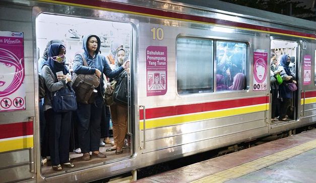 PEKERJA KOMUTER CEGAH VIRUS CORONA DENGAN CARA BERIKUT