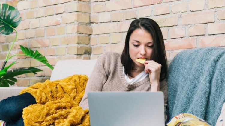 4 JAM-JAM NGEMIL YANG NGGAK BIKIN BADAN MELEBAR. BOCORAN BUATMU YANG SUSAH MENAHAN LAPAR