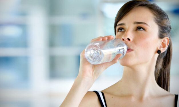 BAHAYA MINUM SAMBIL (BERDIRI PERLU DI WASPADAI)