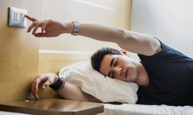 TIDUR YANG SEHAT DENGAN LAMPU MENYALA ATAU MATI?